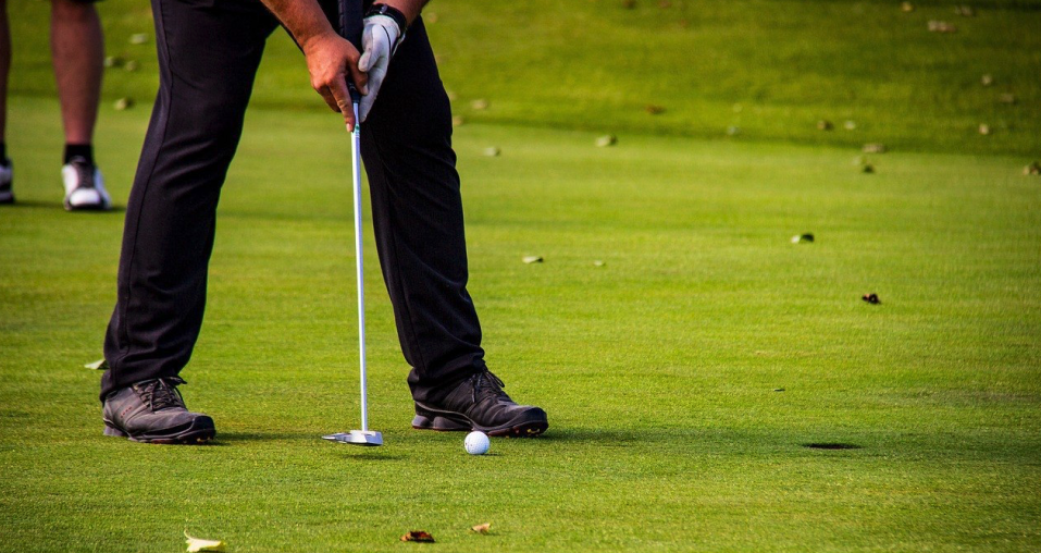 Blog image showing a golf player taking his shot to represent the 6 Popular Golf Point Games and How to Play Them